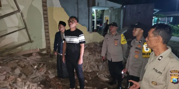Petugas kepolisan saat memeriksa lokasi kejadian. Foto: Polsek Poncokusumo