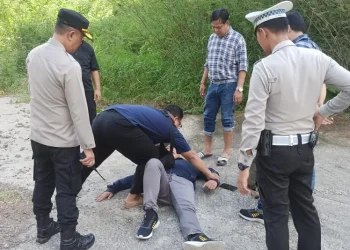 Polsek Lowokwaru saat melakukan olah TKP penemuan jenazah di Jembatan Tunggulmas. (Foto/M Sholeh)