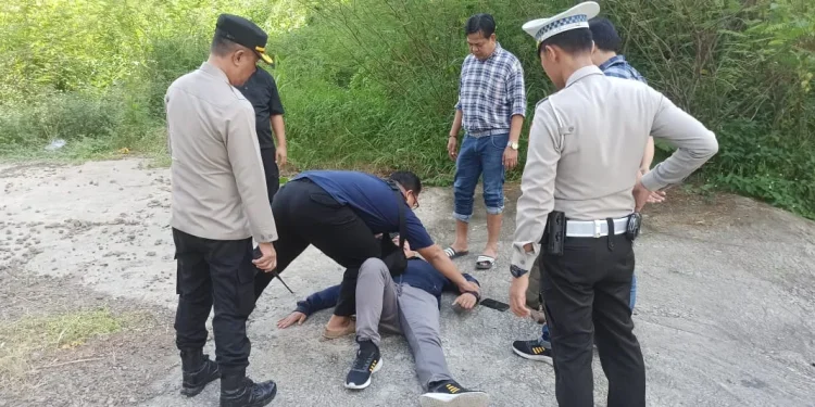 Polsek Lowokwaru saat melakukan olah TKP penemuan jenazah di Jembatan Tunggulmas. (Foto/M Sholeh)