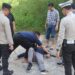 Polsek Lowokwaru saat melakukan olah TKP penemuan jenazah di Jembatan Tunggulmas. (Foto/M Sholeh)