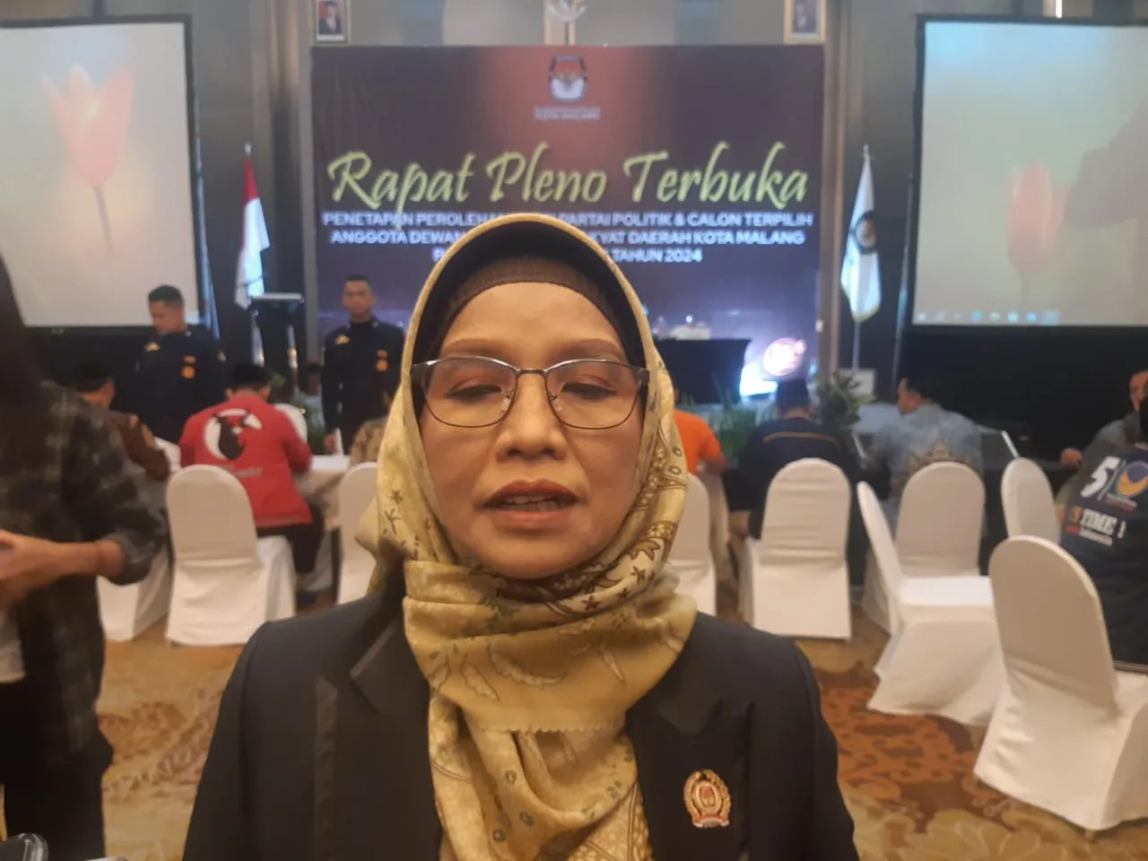 Ketua KPU Kota Malang, Aminah Asminingtyas, membacakan hasil Pileg 2024 dan menetapkan anggota DPRD Kota Malang. (Foto/M Sholeh)