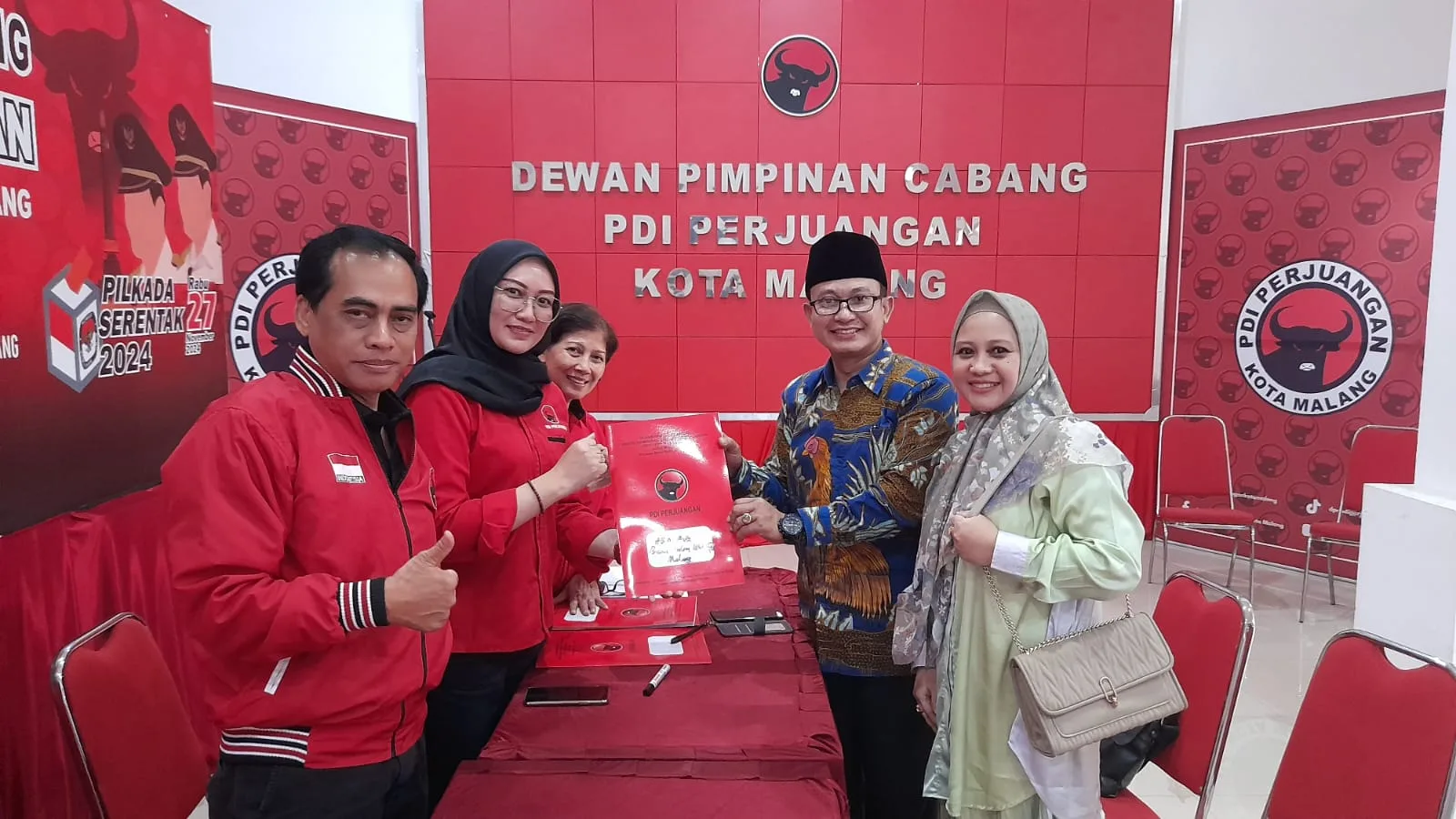 Ketua Tim 5 DPC PDI Perjuangan Kota Malang saat menerima pendaftaran bakal calon kepala daerah. (Foto/dok. PDI Perjuangan Kota Malang)
