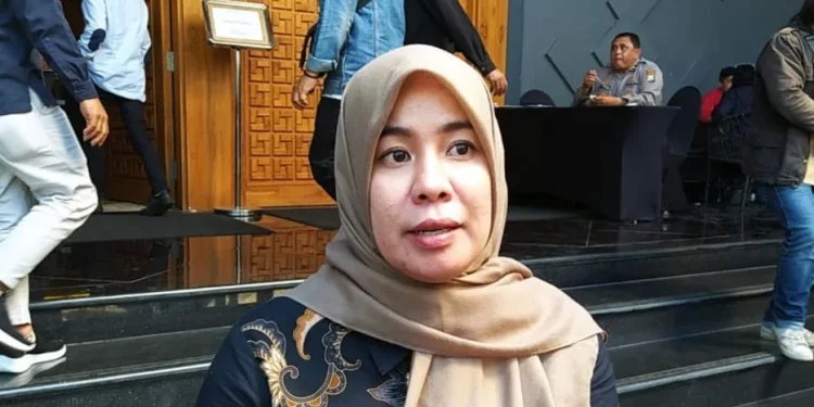 Komisioner KPU Kota Batu Divisi SDM Sosialisasi dan Partisipasi Masyarakat, Marlina, menjelaskan kemungkinan calon Wali Kota Batu independen di Pilkada 2024. Foto: Azmy