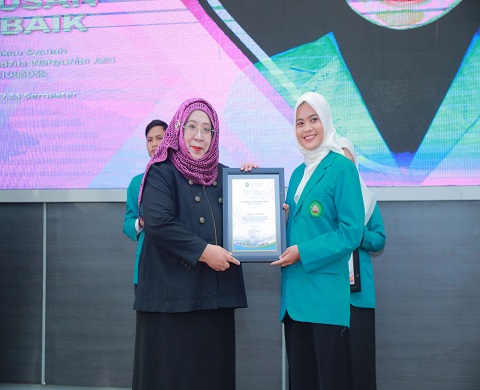 Pemberian sertifikat bagi lulusan terbaik FEB UNISMA. Foto/dok for TM