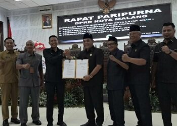 Pj Wali Kota Malang, Wahyu Hidayat dan Ketua DPRD Kota Malang, I Made Riandiana Kartika mengesahkan Perda Kota Layak Anak. (Foto/M Sholeh)