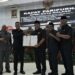 Pj Wali Kota Malang, Wahyu Hidayat dan Ketua DPRD Kota Malang, I Made Riandiana Kartika mengesahkan Perda Kota Layak Anak. (Foto/M Sholeh)