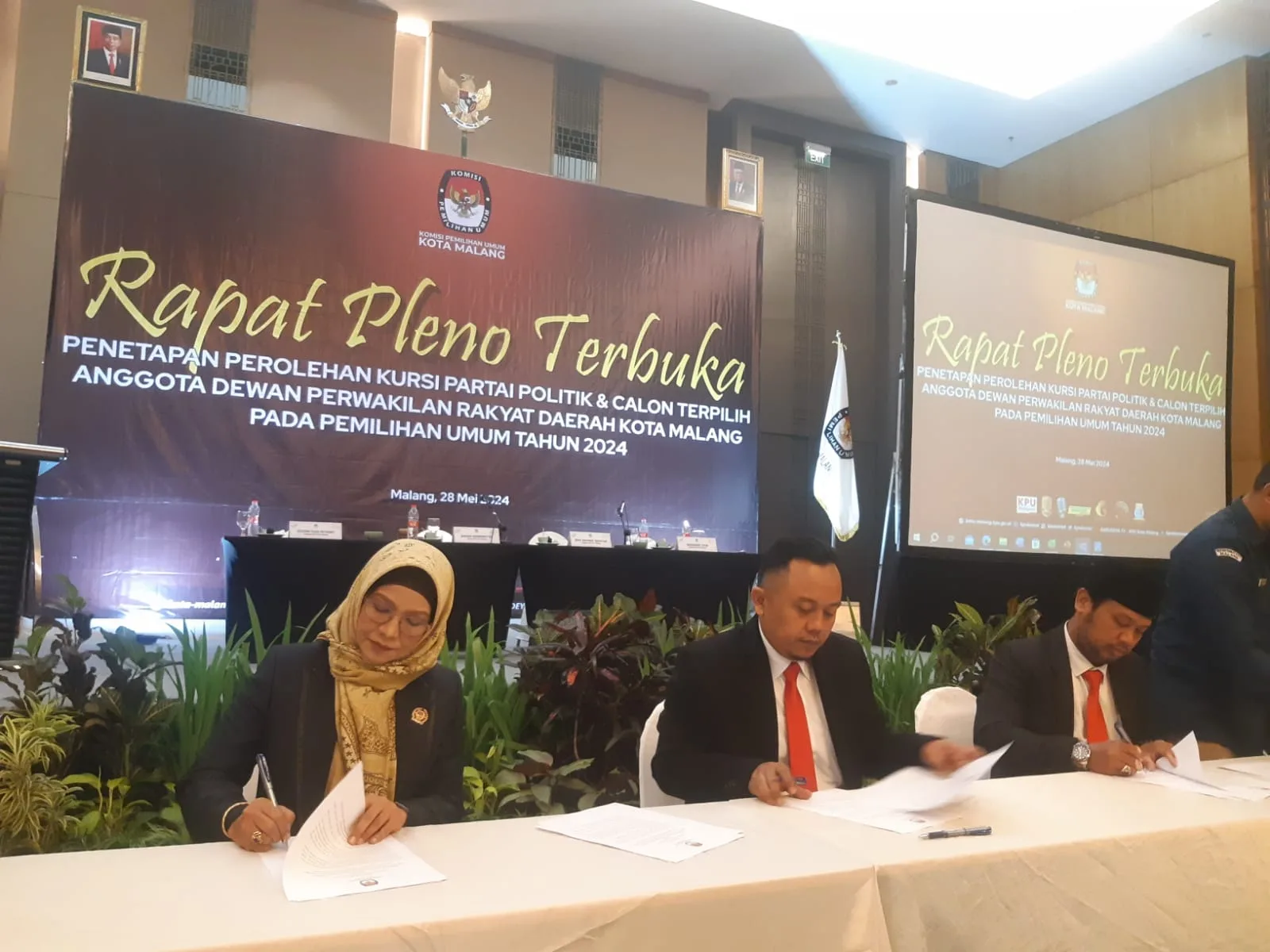Ketua KPU Kota Malang menetapkan 45 Anggota DPRD Kota Malang terpilih hasil Pileg 2024. (Foto/M Sholeh)