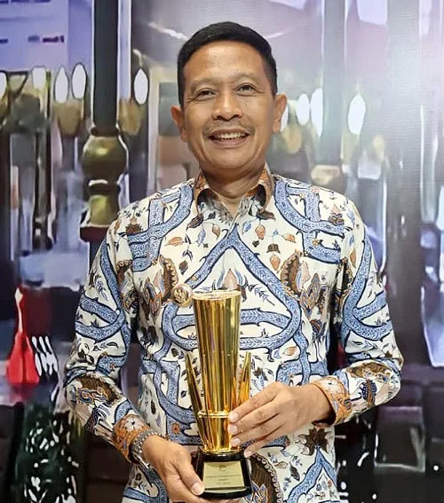 Pj Wali Kota Malang Wahyu Hidayat saat menerima piala. Foto/dok Pemkot Malang