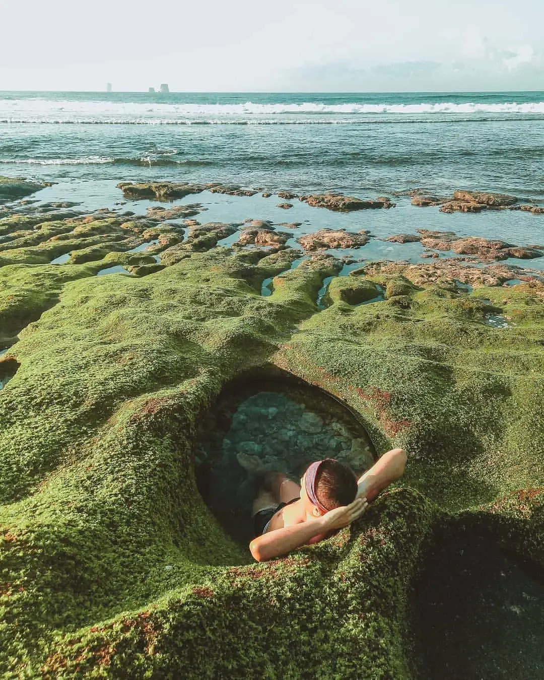 Kolam alami dari cekungan batu karang Pantai Parang Dowo/Foto: instagram.com/muilchariri.13