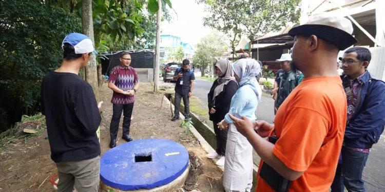 Pj Wali Kota Batu, Aries Agung Paewai, saat melihat juglangan inovasi pengelolaan sampah di Kelurahan Dadaprejo, Kota Batu. Foto: Prokopim KWB