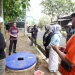 Pj Wali Kota Batu, Aries Agung Paewai, saat melihat juglangan inovasi pengelolaan sampah di Kelurahan Dadaprejo, Kota Batu. Foto: Prokopim KWB