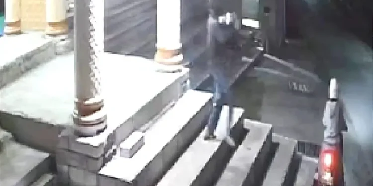 Tangkapan layar rekaman CCTV aksi pelaku pencurian kotak amal di masjid Pujon, Malang. Foto: Tangkapan Layar