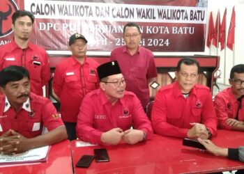 Wabup Malang Didik Gatot Subroto saat mengambil formulir oendaftaran bacalon Wali Kota di Kantor DPC PDIP Batu, Minggu (5/5/2024). Foto: PDIP Kota Batu.