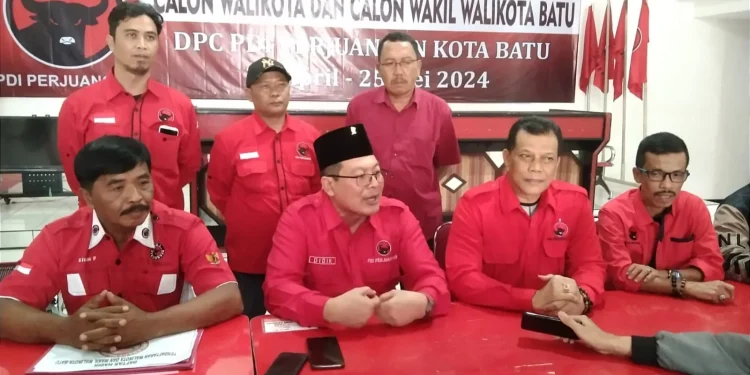 Wabup Malang Didik Gatot Subroto saat mengambil formulir oendaftaran bacalon Wali Kota di Kantor DPC PDIP Batu, Minggu (5/5/2024). Foto: PDIP Kota Batu.