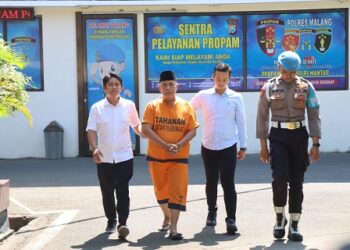 Mantan Kades Wadung, Suhardi digelandang di Polres Malang. Foto: Polres Malang