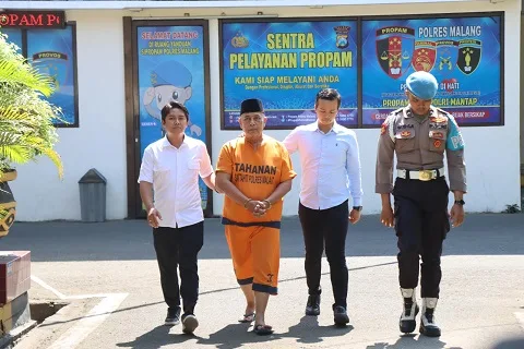 Mantan Kades Wadung, Suhardi digelandang di Polres Malang. Foto: Polres Malang