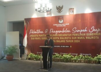Pj Wali Kota Malang, Wahyu Hidayat memberikan sambutan dalam pelantikan PPK. (Foto/M Sholeh)