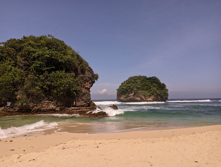 Pantai Watu Leter yang cocok dipilih sebagai spot camping. (Foto/Fitrothul M.)