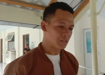 Suami korban kecelakaan atas nama Fatin, Firmansyah saat berada di RST Soepraoen Kota Malang. (Foto/M Sholeh)