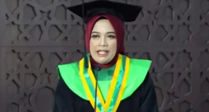 Cerita Fitriyani, wisudawan terbaik UIN Malang yang sukses meraih prestasi di tengah keterbatasan /Foto: Dok. UIN Malang