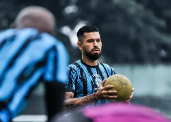 Gelandang Arema FC asal Kolombia, Julian Guevara jalani kebersamaan singkat bersama tim dan menghadapi situasi yang tak mudah /Foto: Instagram @aremafcofficial