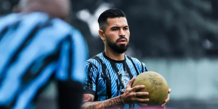 Gelandang Arema FC asal Kolombia, Julian Guevara jalani kebersamaan singkat bersama tim dan menghadapi situasi yang tak mudah /Foto: Instagram @aremafcofficial
