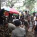 Petugas Satpol PP saat penertiban membongkar lapak liar para pedagang di pinggir jalan. Foto: Azmy