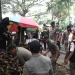 Petugas Satpol PP saat penertiban membongkar lapak liar para pedagang di pinggir jalan. Foto: Azmy