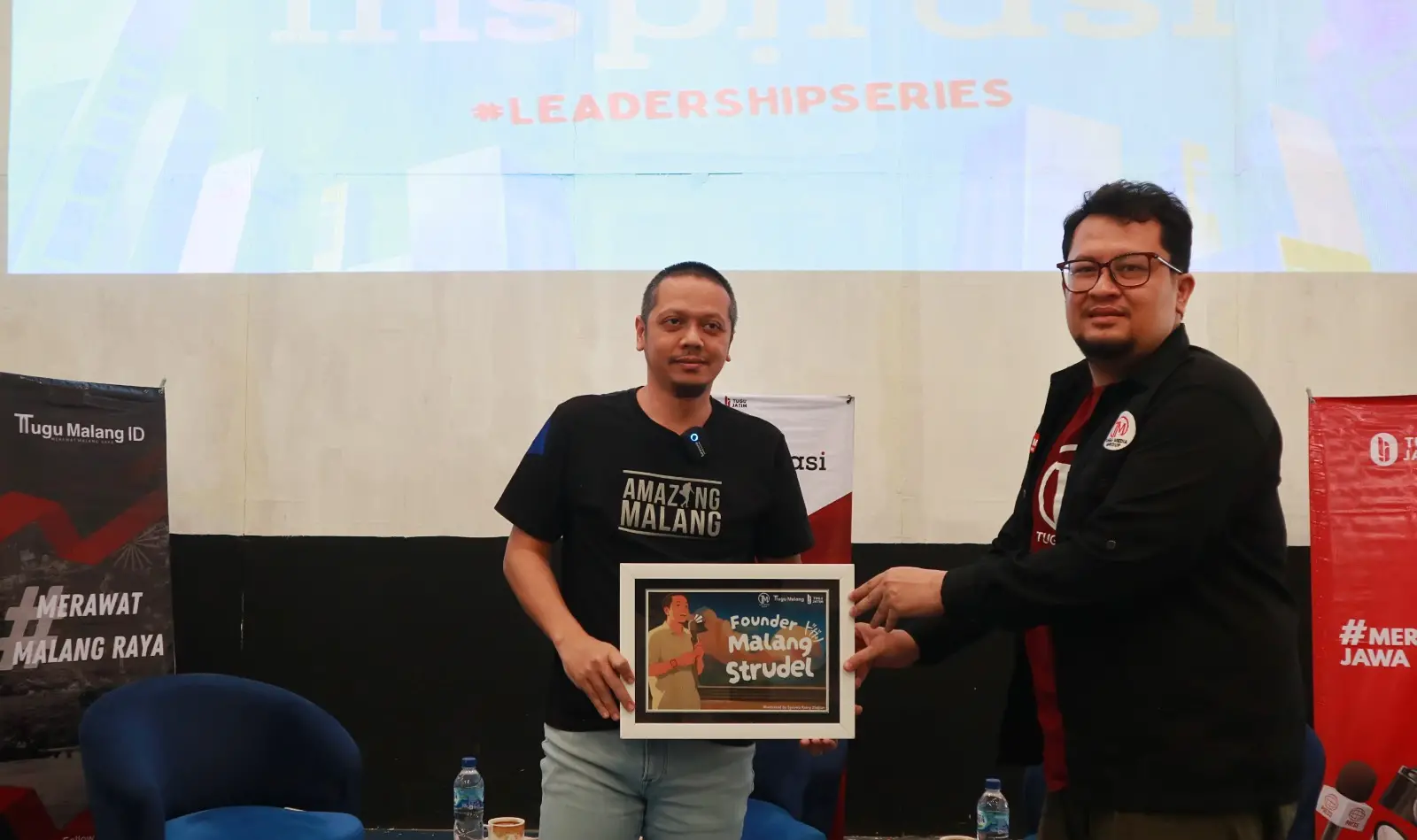 CEO Tugu Media Group, Irham Thoriq (kanan) memberikan cindera mata pada Founder Malang Strudel, Donny Kris Puriyono (kiri). Foto/Rubianto