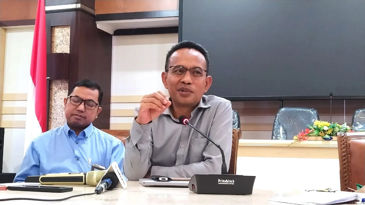 Wakil Rektor 2 Bidang Keuangan dan Sumber Daya, Prof Dr. M. Ali Syafaat saat konferensi pers pembatalan kenaikan UKT di UB Malang. Foto: Azmy