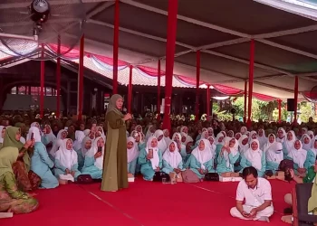 Ketua Umum PP Muslimat NU, Khofifah Indar Parawansa saat berpidato. Foto: Aisyah Nawangsari Putri