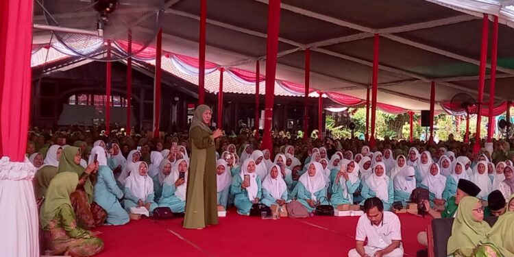 Ketua Umum PP Muslimat NU, Khofifah Indar Parawansa saat berpidato. Foto: Aisyah Nawangsari Putri