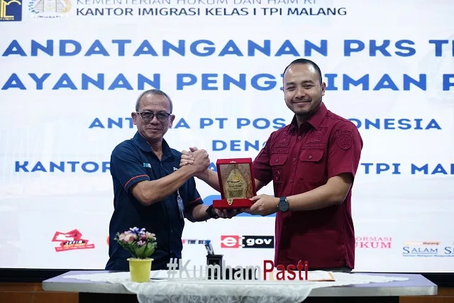 Kepala Kantor Imigrasi Kelas I TPI Malang, Galih Priya Kartika Perdhana, dan Kepala PT. Pos Cabang Malang, Ahmad Ridwan, saat penandatanganan. Foto/dok for TM