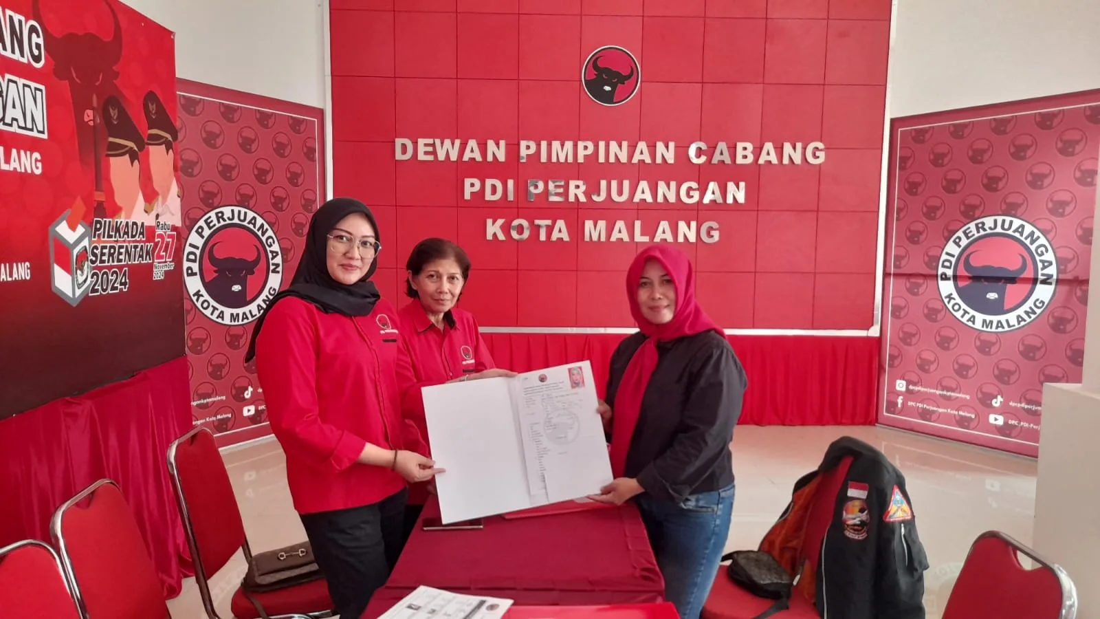 Ketua Tim 5 DPC PDI Perjuangan Kota Malang saat menerima pendaftaran bakal calon kepala daerah. (Foto/dok. PDI Perjuangan Kota Malang)