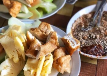 Informasi mengenai Rujak Semeru yang menawarkan sensasi rasa rujak buah legendaris di Kota Malang /Foto: Instagram @rujak.manis.semeru