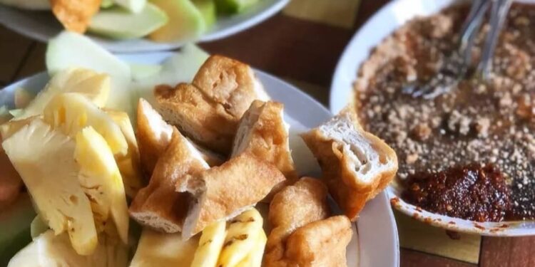 Informasi mengenai Rujak Semeru yang menawarkan sensasi rasa rujak buah legendaris di Kota Malang /Foto: Instagram @rujak.manis.semeru
