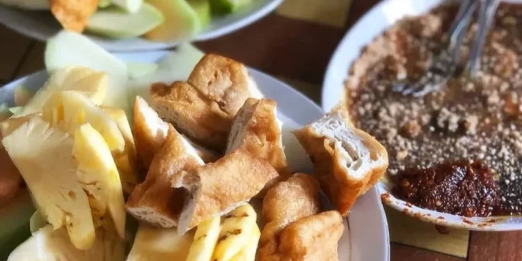 Informasi mengenai Rujak Semeru yang menawarkan sensasi rasa rujak buah legendaris di Kota Malang /Foto: Instagram @rujak.manis.semeru