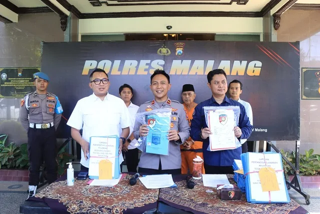 Polisi menunjukkan barang bukti yang diamankan dari kasus korupsi Mantan Kades Wadung. Foto: Polres Malang