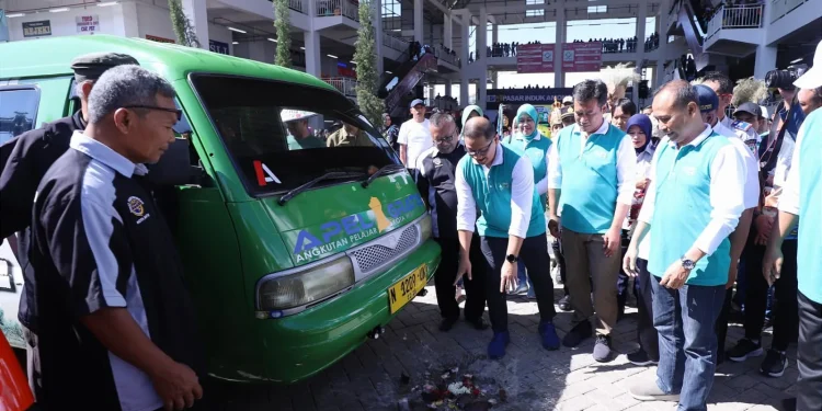 Launching peresmian program angkot gratis pelajar di Pasar Induk Among Tani Kota Batu. Foto: Prokopim KWB