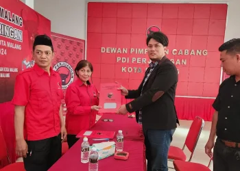 Didik Lestariyono saat menyerahkan berkas formulir pendaftaran di DPC PDI Perjuangan Kota Malang. (Foto/dok. for TM)
