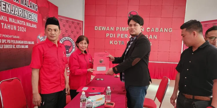 Didik Lestariyono saat menyerahkan berkas formulir pendaftaran di DPC PDI Perjuangan Kota Malang. (Foto/dok. for TM)