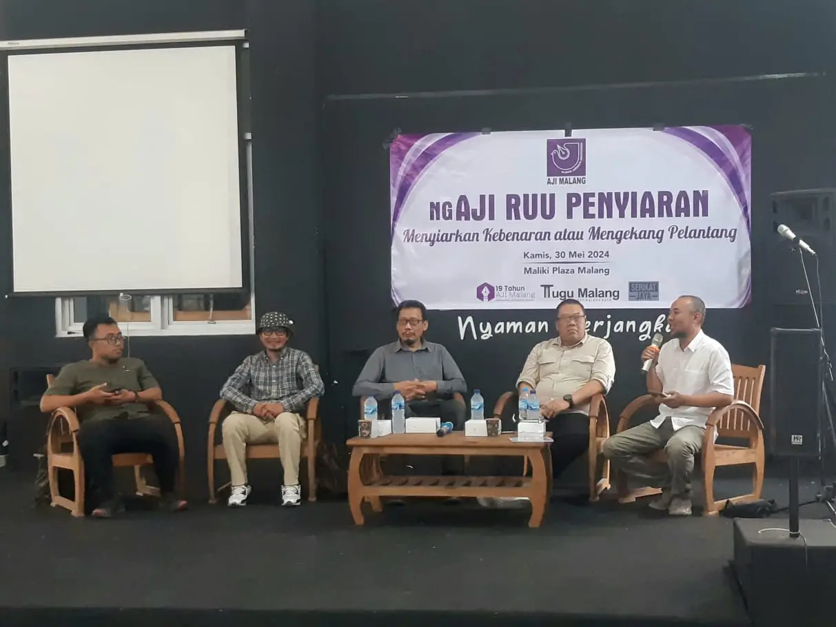 ngAJI RUU Penyiaran bersama akademisi, mahasiswa dan jurnalis lintas organisasi di Maliki Plaza UIN Malang. (Foto/M Sholeh)