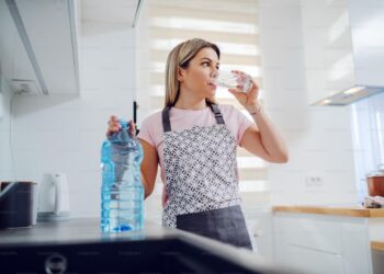 Air mineral atau air putih. Foto/Unsplash