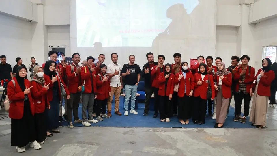 Founder Malang Strudel, Donny Kris Puriyono (tengah), foto bersama dengan para peserta Tugu Inspirasi Talks. Foto/Rubianto