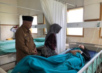 Bupati Malang, Sanusi bersama istri, Anis Zaidah Sanusi saat menjenguk korban kecelakaan di Ngadas. Foto: Aisyah Nawangsari Putri