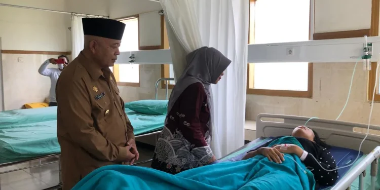 Bupati Malang, Sanusi bersama istri, Anis Zaidah Sanusi saat menjenguk korban kecelakaan di Ngadas. Foto: Aisyah Nawangsari Putri