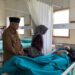 Bupati Malang, Sanusi bersama istri, Anis Zaidah Sanusi saat menjenguk korban kecelakaan di Ngadas. Foto: Aisyah Nawangsari Putri