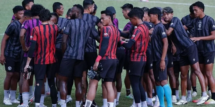 Dinyatakan tak lolos club licensing 2023-2024, Arema FC pilih fokus lakukan perbaikan /Foto: Instagram @aremafcofficial