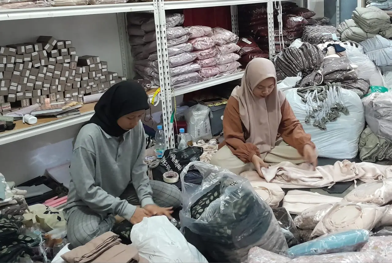 Karyawan Kimya.id tengah menyiapkan pesanan pelanggan/foto: Tugumalang.id/Bagus Rachmad Saputra.