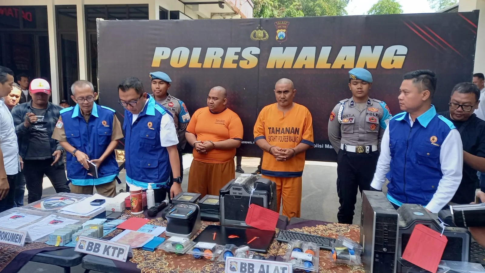 Dia tersangka kasus pungli di Dispendukcapil Kabupaten Malang. Foto: Aisyah Nawangsari Putri
